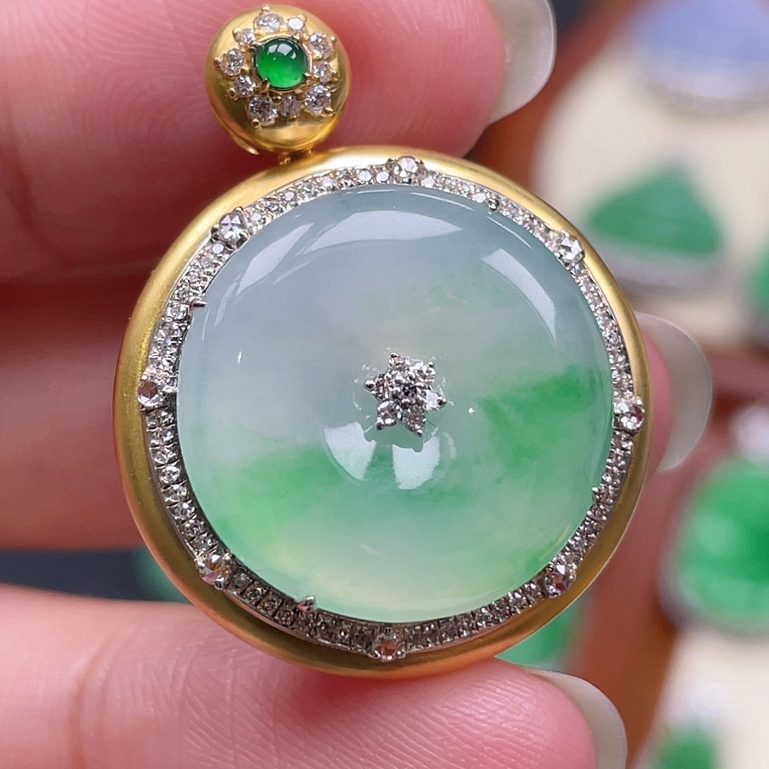 翡翠18K金镶嵌颈饰绿飘花平安扣