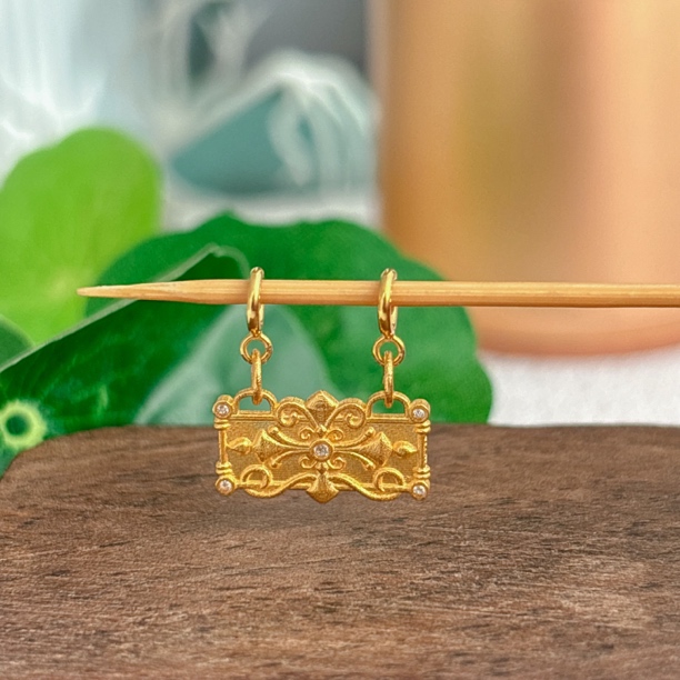 1100 18K素金克罗心半链，牌牌8×14.8mm