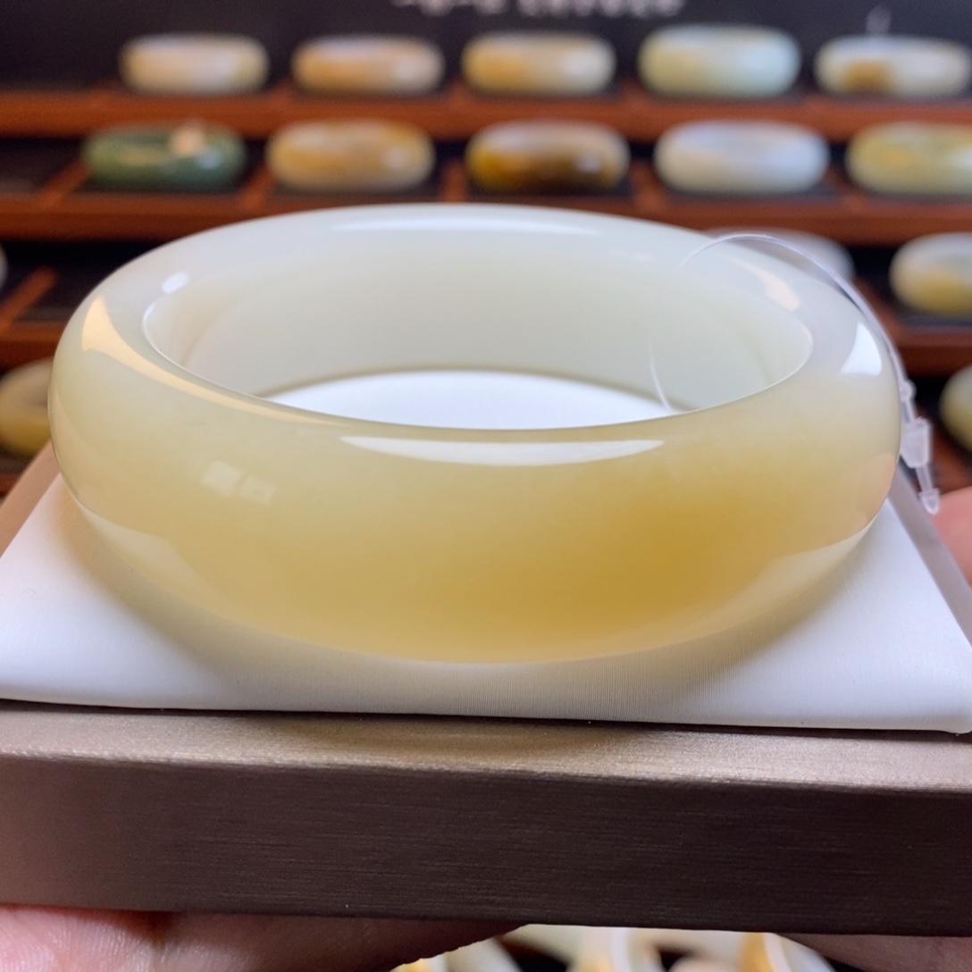 和田玉未镶嵌手镯60圈