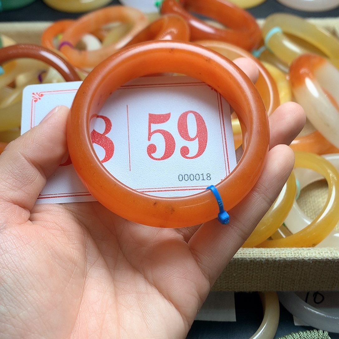 未镶嵌石英质玉（黄龙玉）手镯