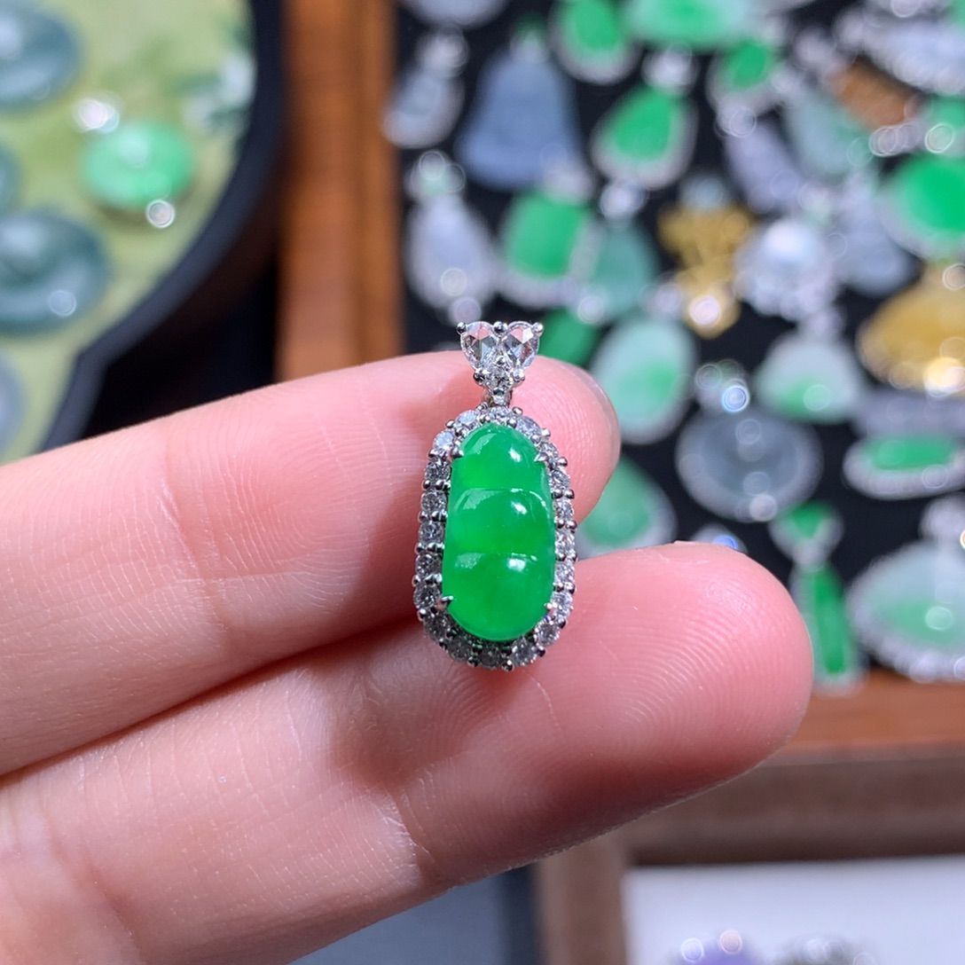 翡翠18K金镶嵌颈饰强推 色标正阳绿福豆吊坠