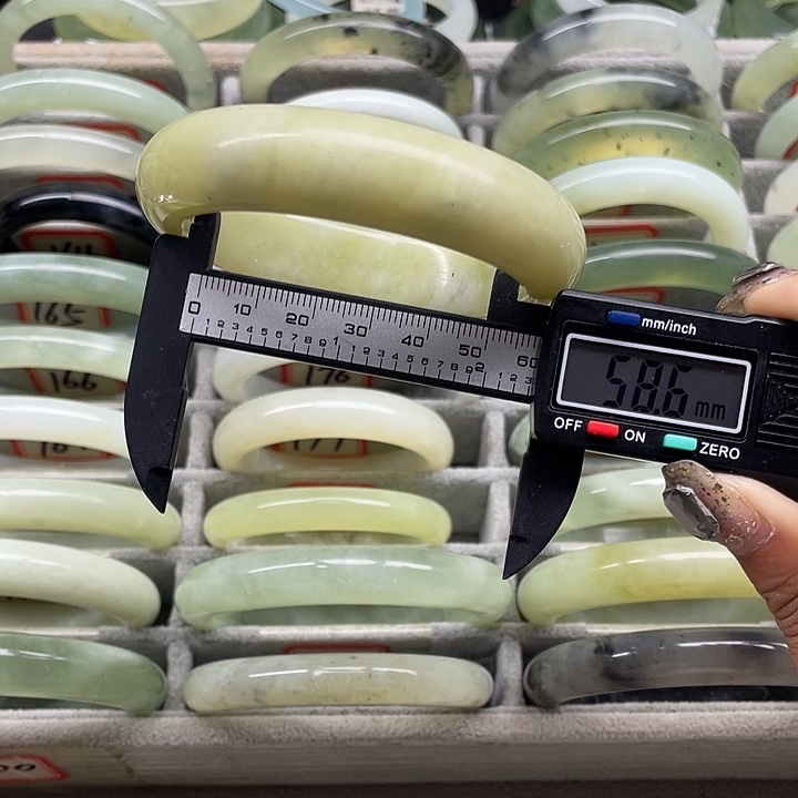 蛇纹石玉未镶嵌手镯186