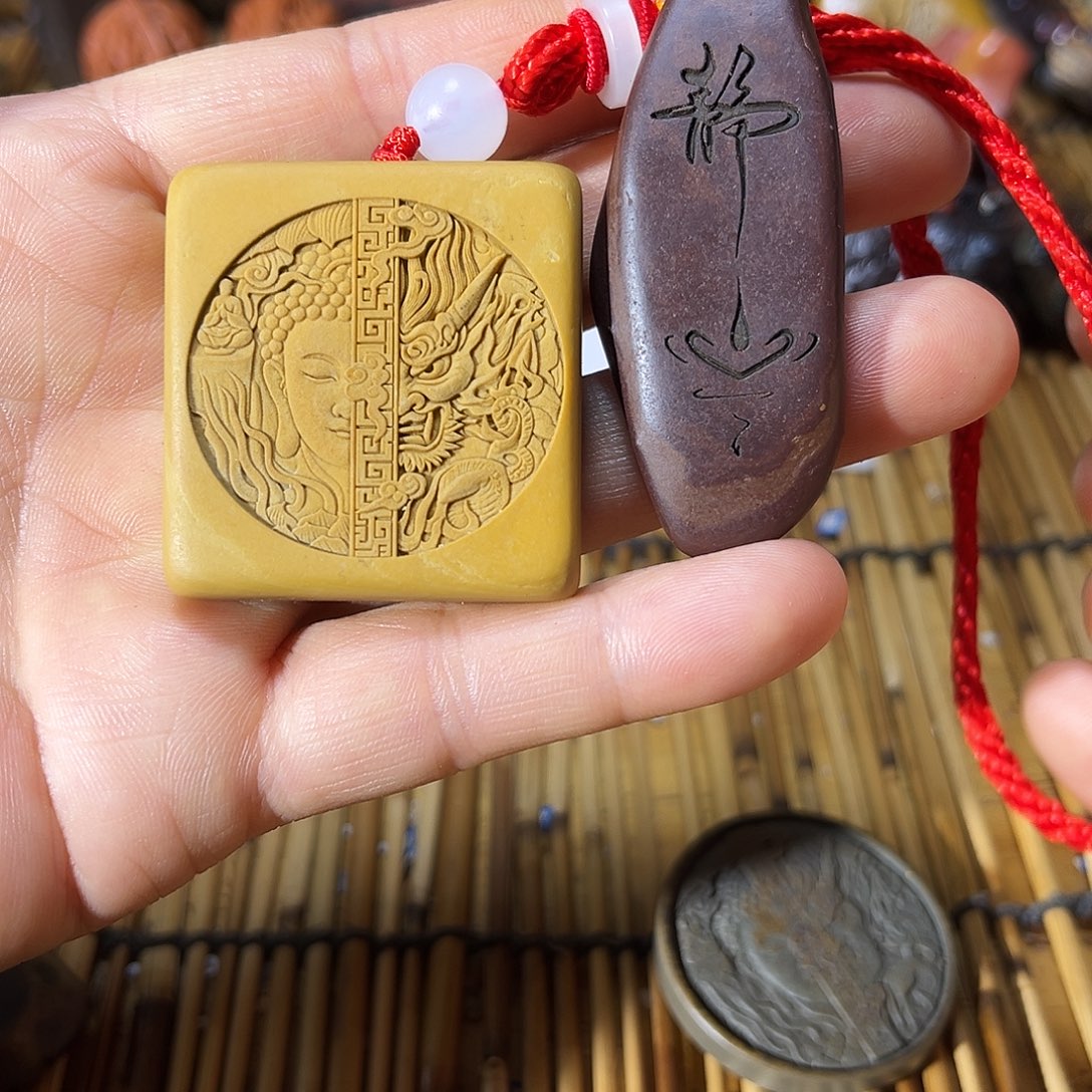 新疆戈壁事雕刻手把件