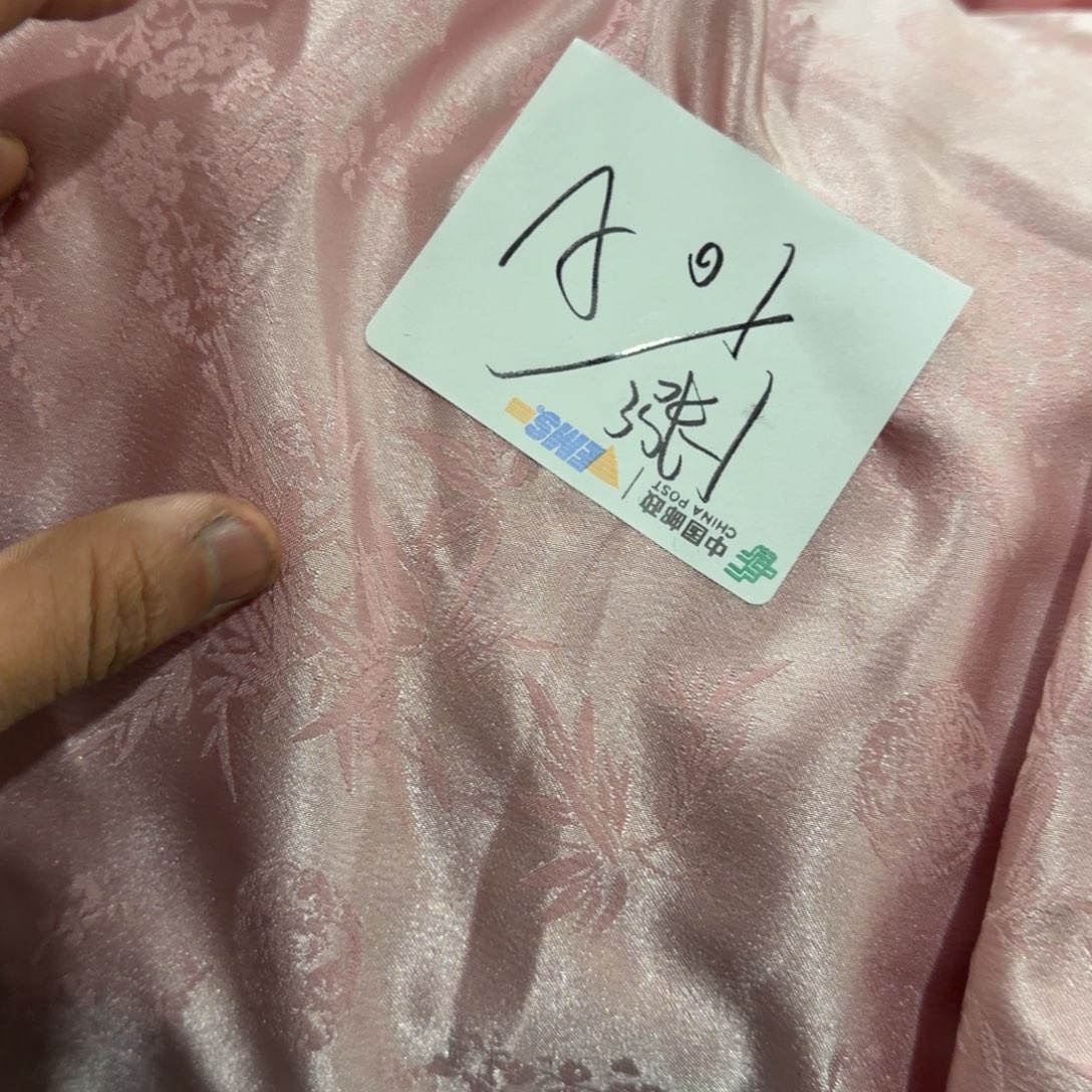 三张混搭缎面布料A01。 