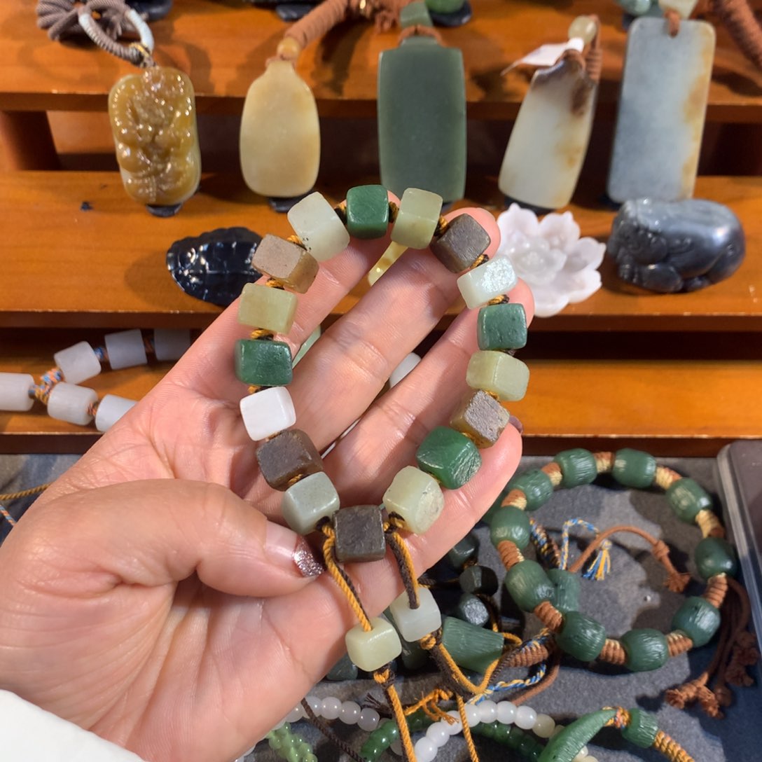 和田玉（糖玉）颈饰未镶嵌邢*黍