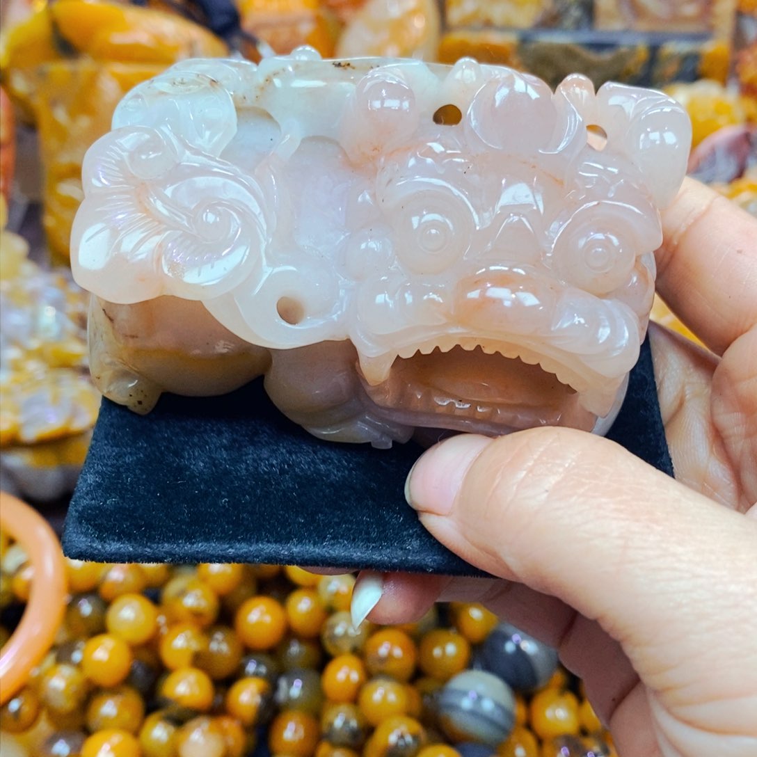 未镶嵌石英质玉（黄龙玉）颈饰