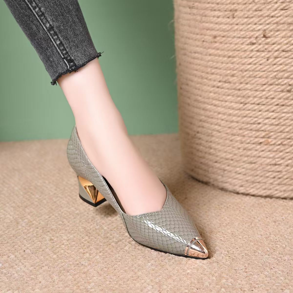 头层牛皮尖头气质浅口中跟单鞋夏季法式女鞋舒适防踢不累脚高跟鞋