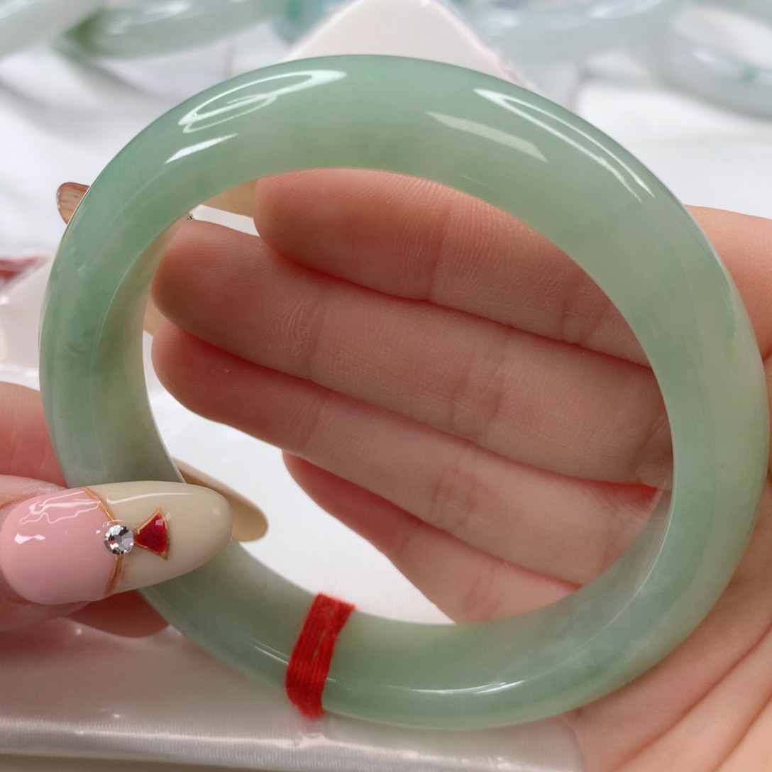 翡翠手镯未镶嵌60圈口