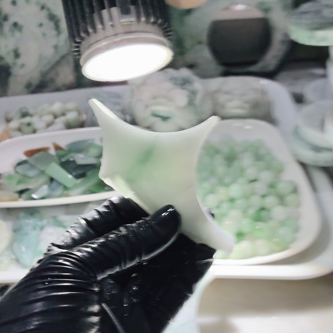 翡翠未镶嵌颈饰边角料