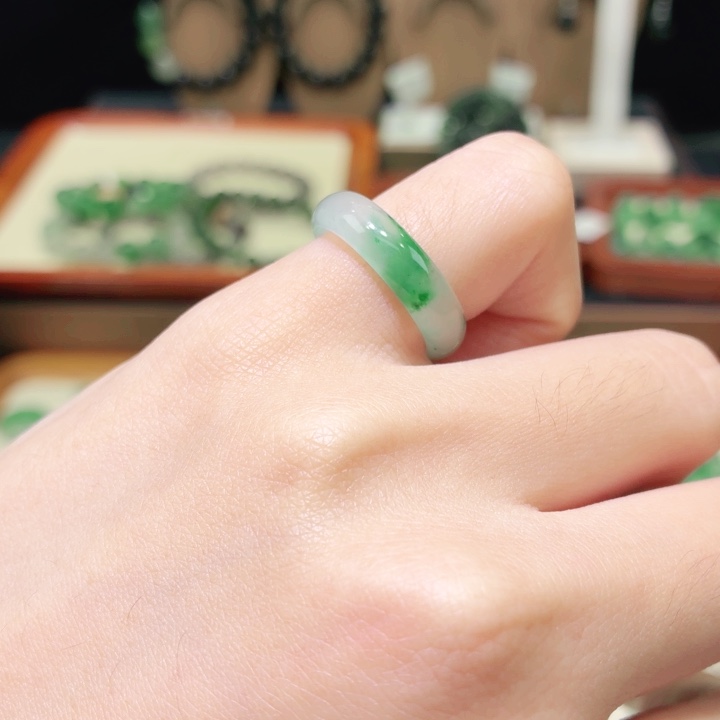 石英质玉（非洲翠）未镶嵌颈饰