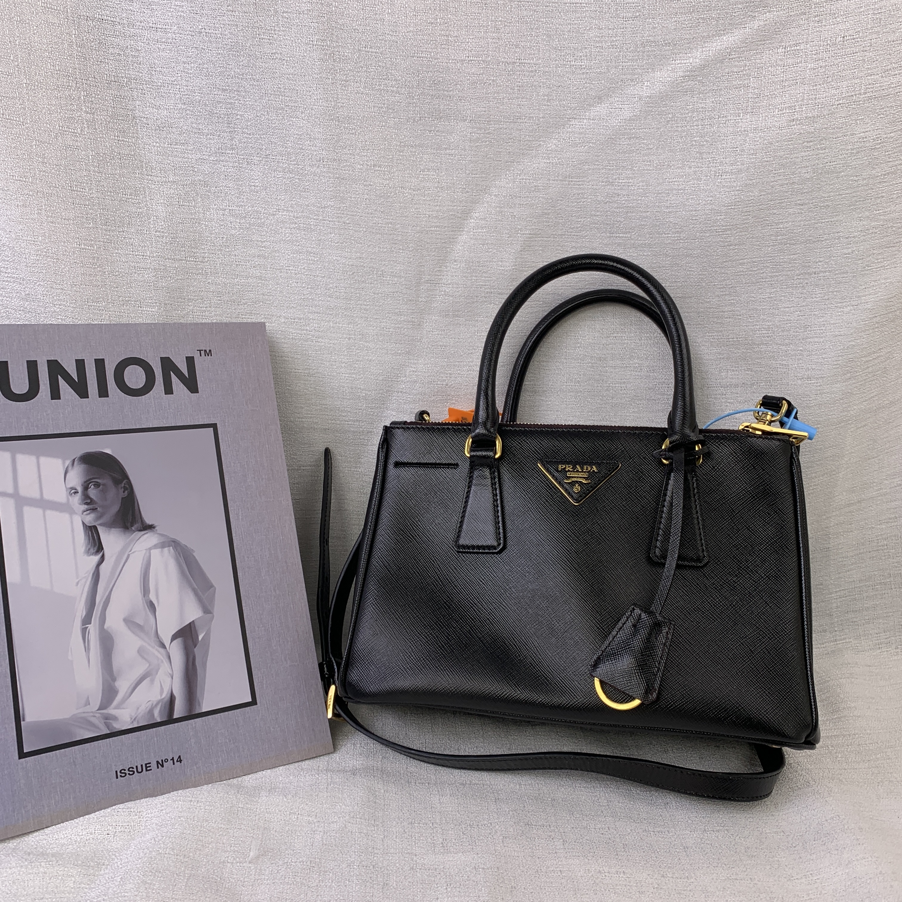 95新 Prada/普拉达 黑金十字纹杀手包/AR12102201/2201/护