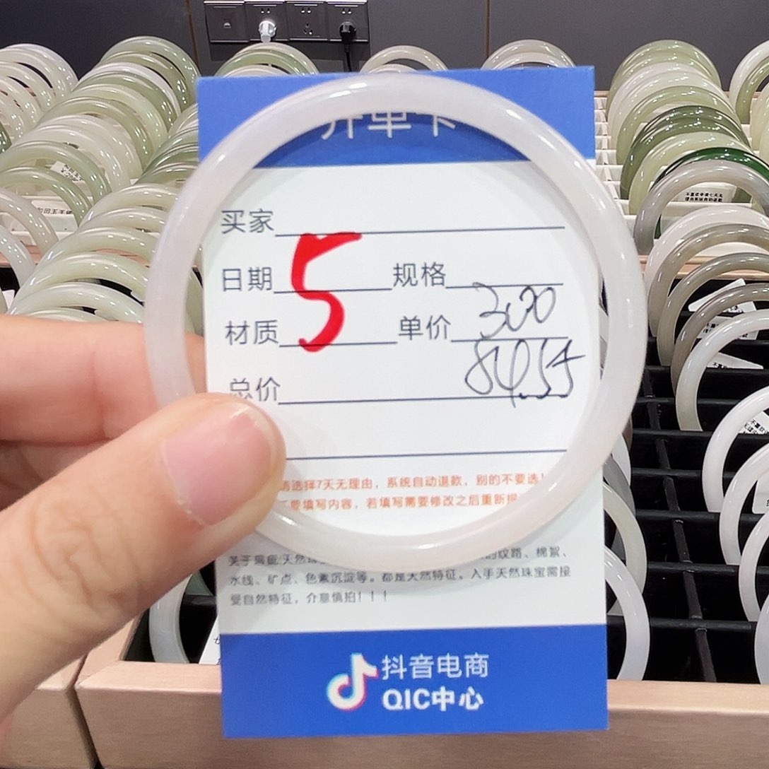 和田玉手镯未镶嵌