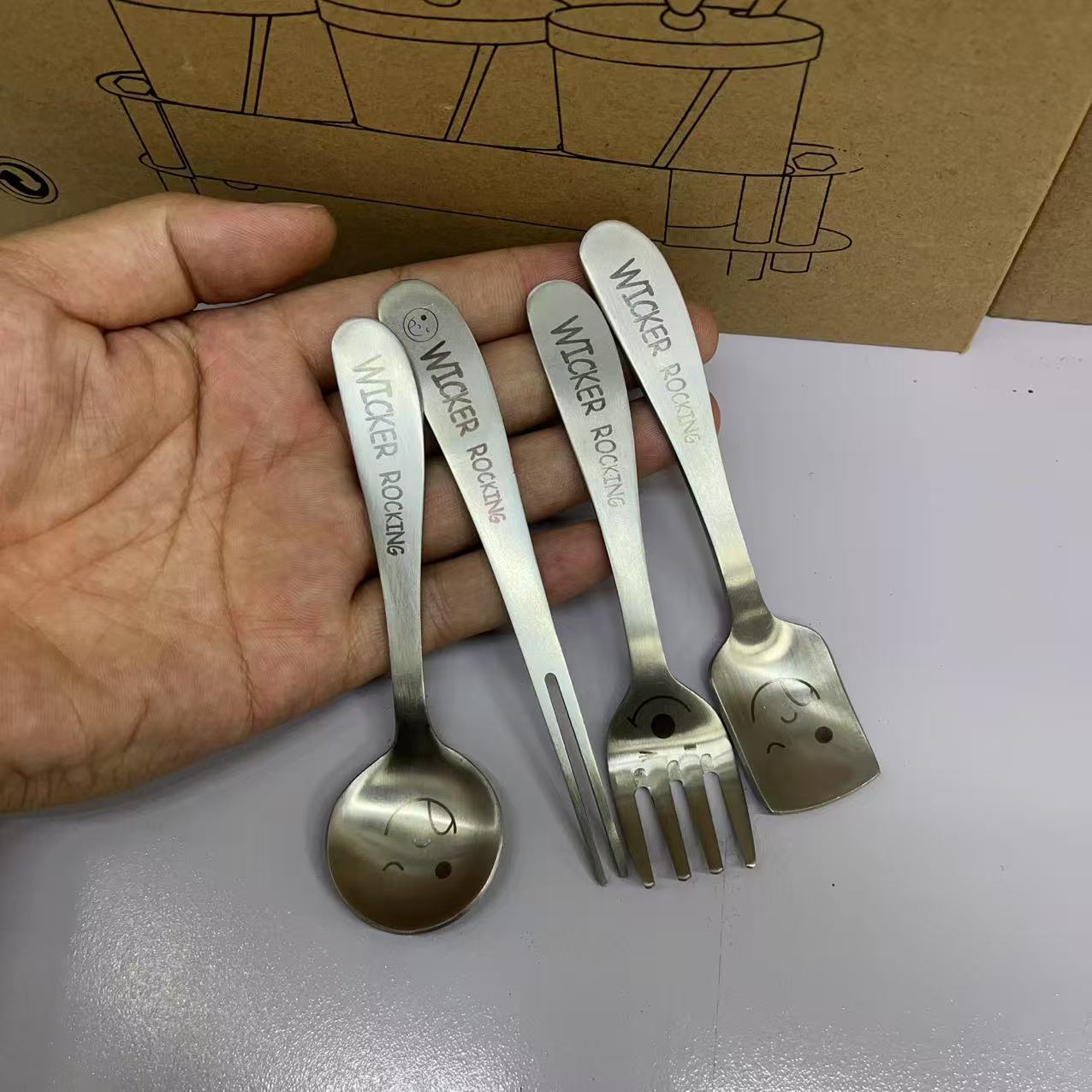 304不锈钢儿童勺叉水果叉可爱勺子卡通加厚笑脸勺子方勺方叉小勺