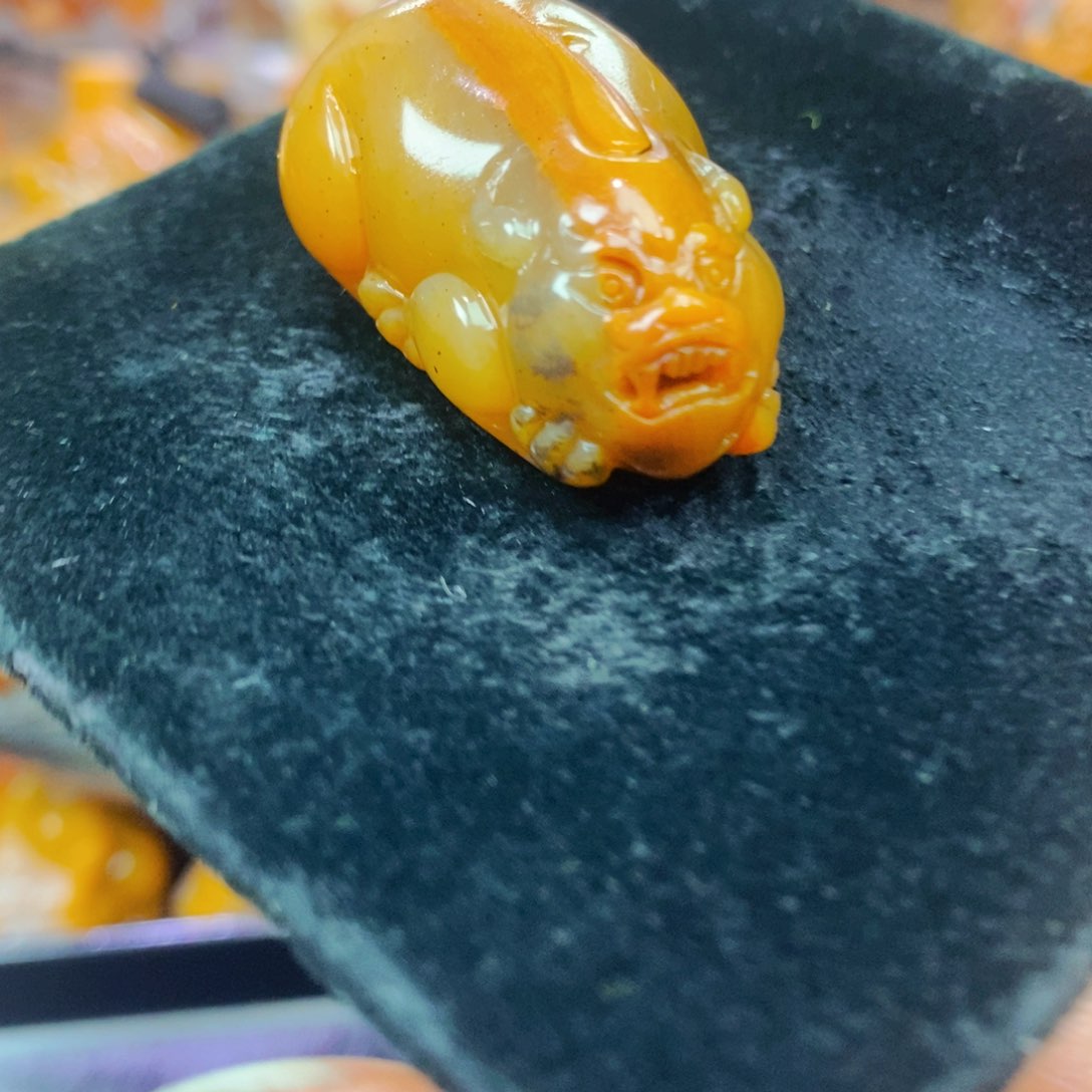 未镶嵌石英质玉（黄龙玉）颈饰