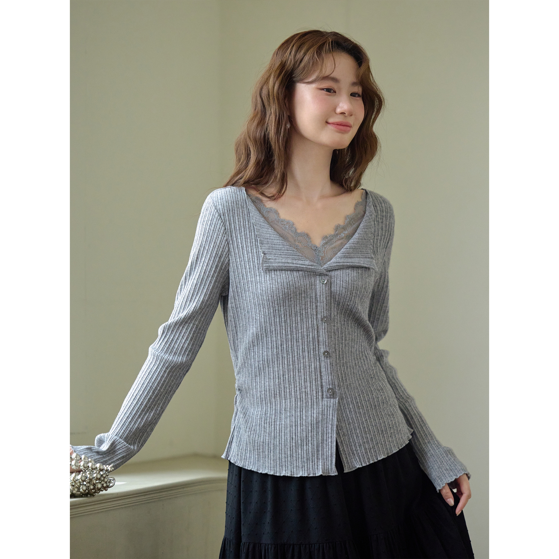 爱蔷薇大码蕾丝花边拼接V领针织衫女秋季2025新款内搭上衣GT78078