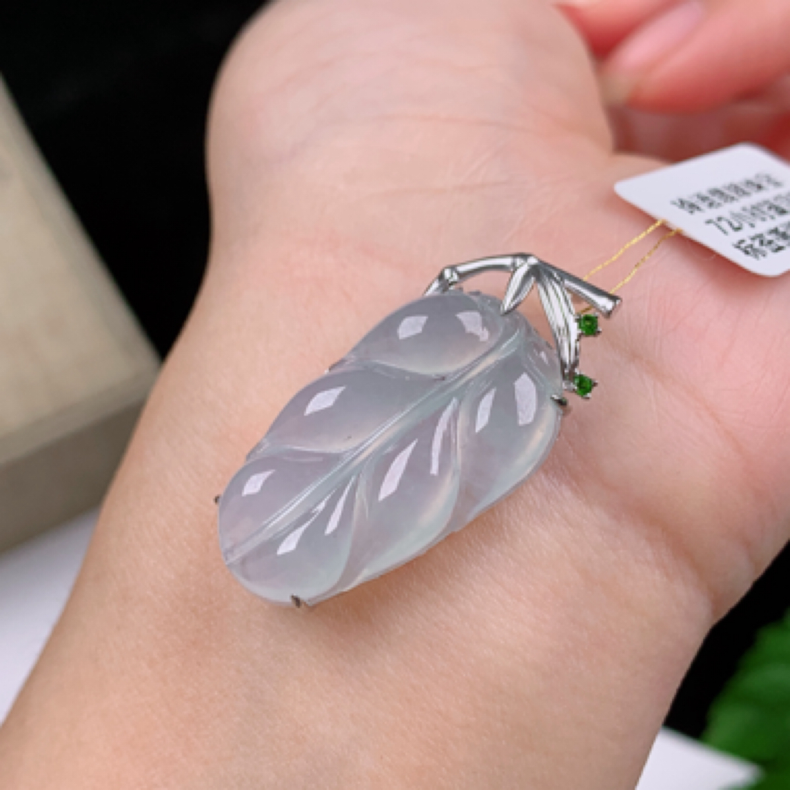 天然翡翠A货18k金镶嵌冰透水润金枝玉叶树叶吊坠锁骨坠