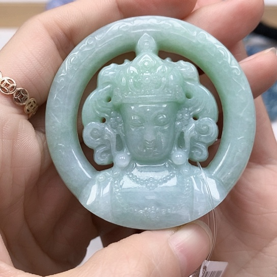 翡翠未镶嵌颈饰观音