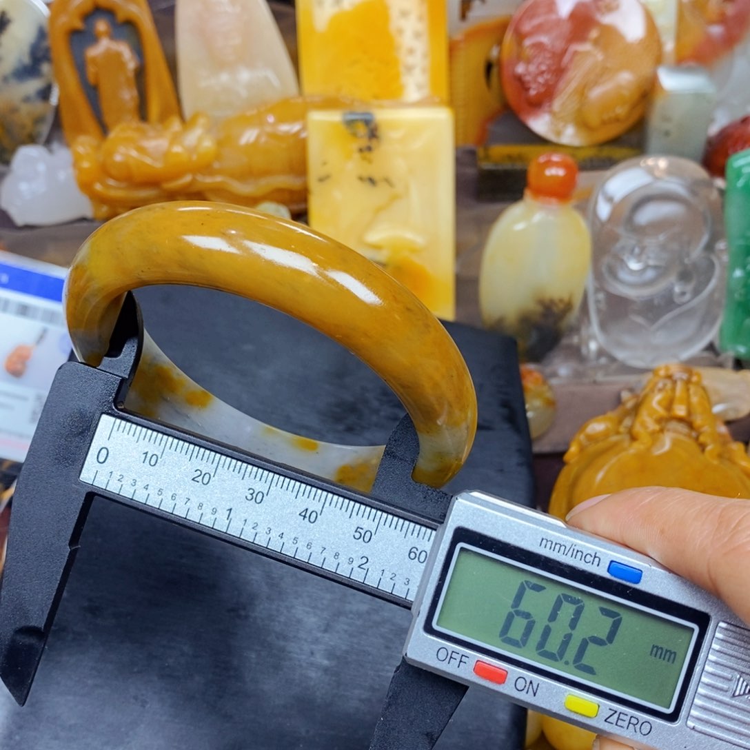 石英质玉（黄龙玉）颈饰未镶嵌