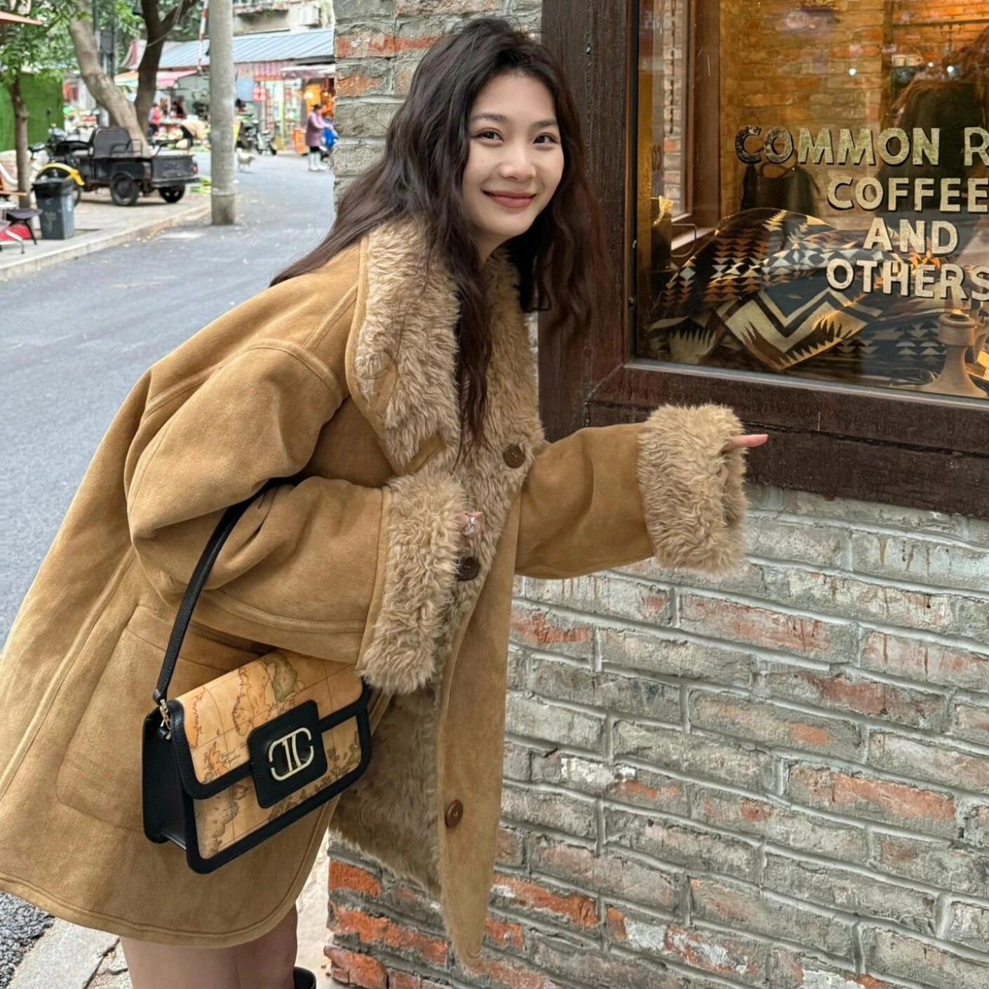 2025冬季新款两穿皮毛一体毛毛绒机车服秋冬宽松加厚百搭外套女