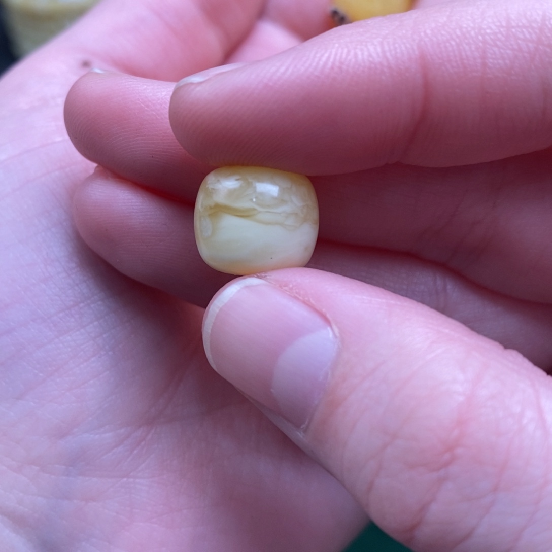 扎***勒蜜蜡未镶嵌珠宝奇石