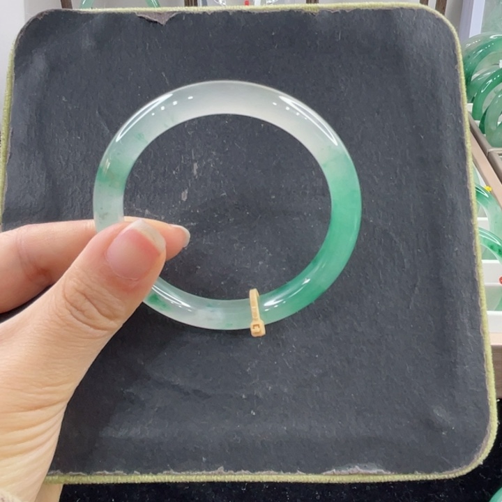 未镶嵌手镯石英质玉（非洲翠）