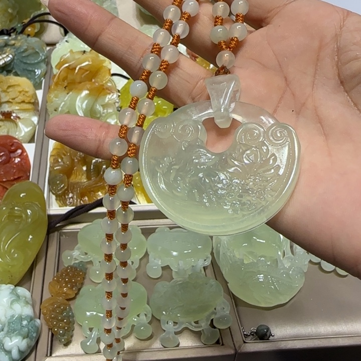 蛇纹石玉吊坠未镶嵌