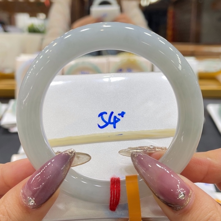 翡翠手镯未镶嵌翡翠