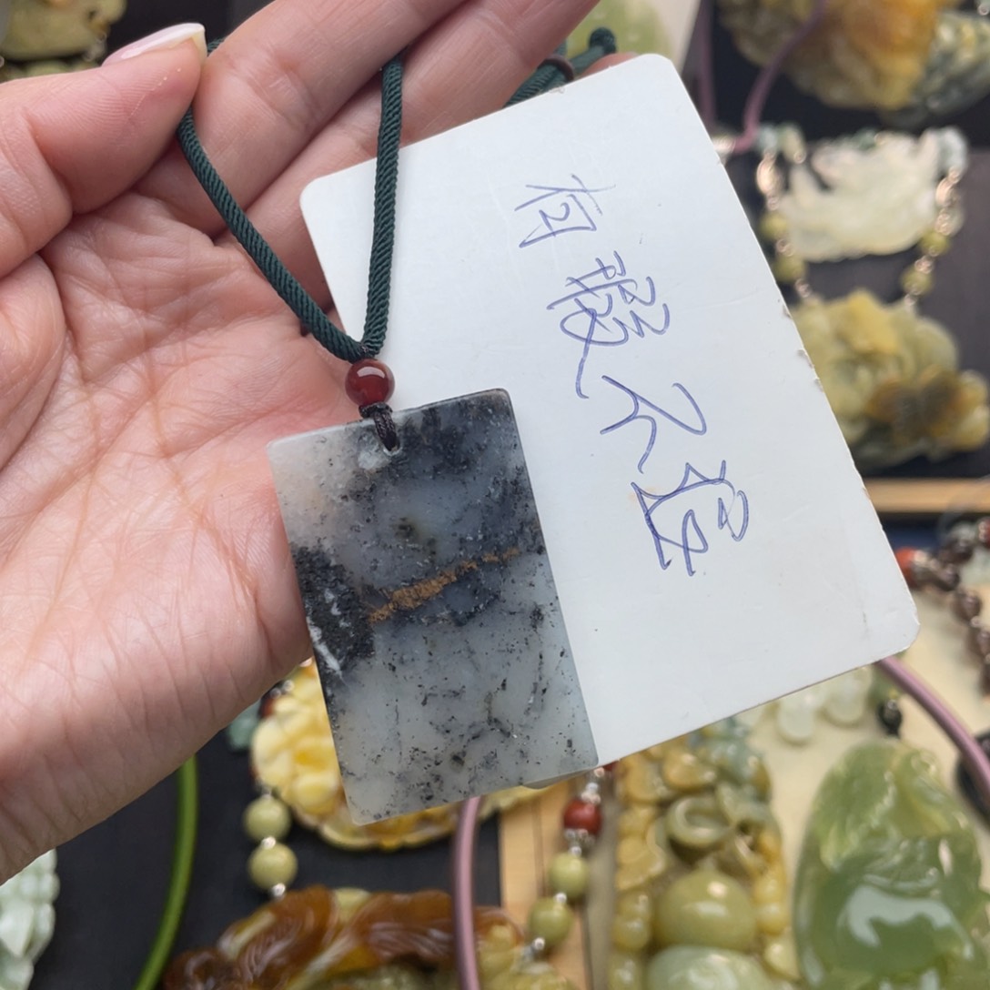 蛇纹石玉颈饰未镶嵌