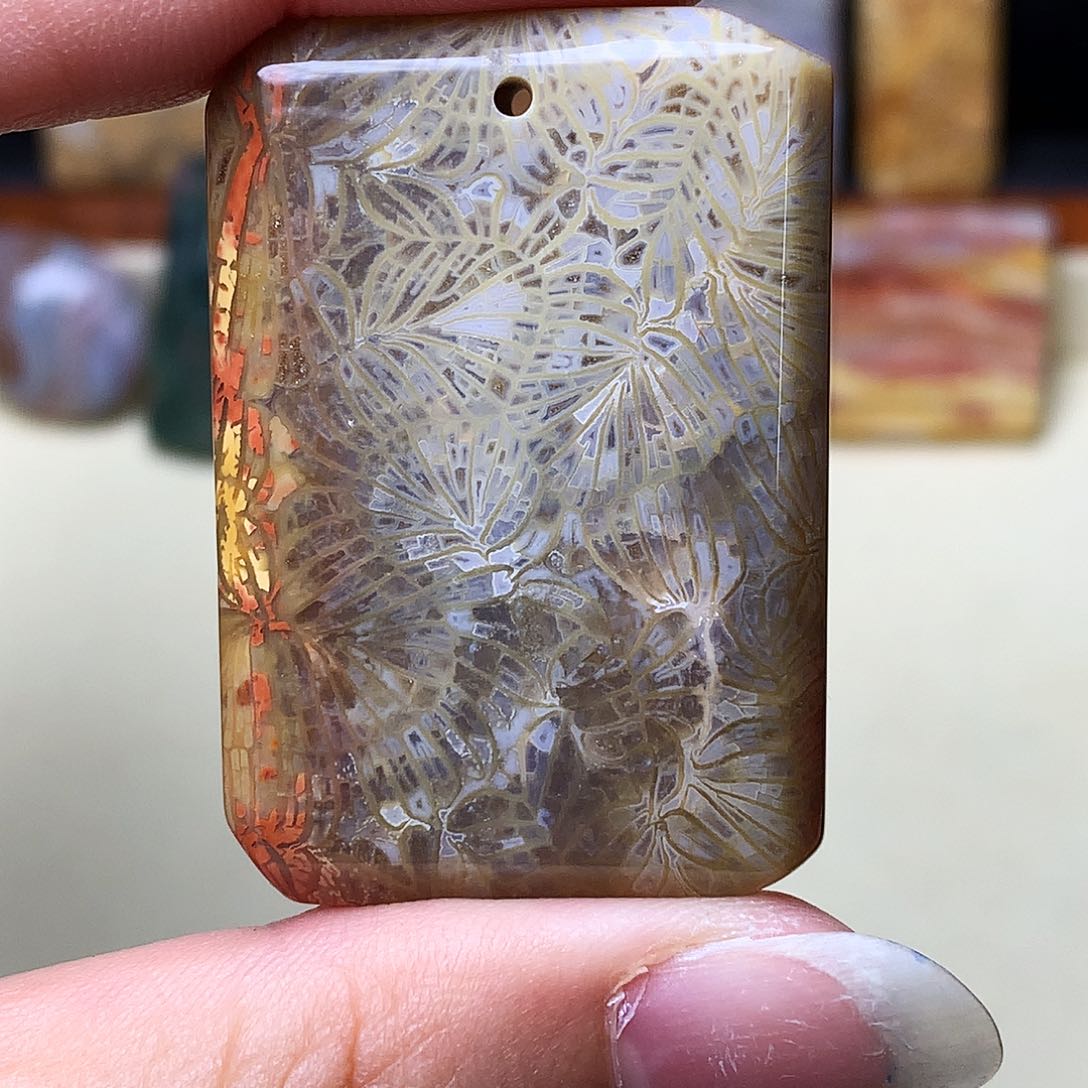 石英质玉颈饰未镶嵌彩*?