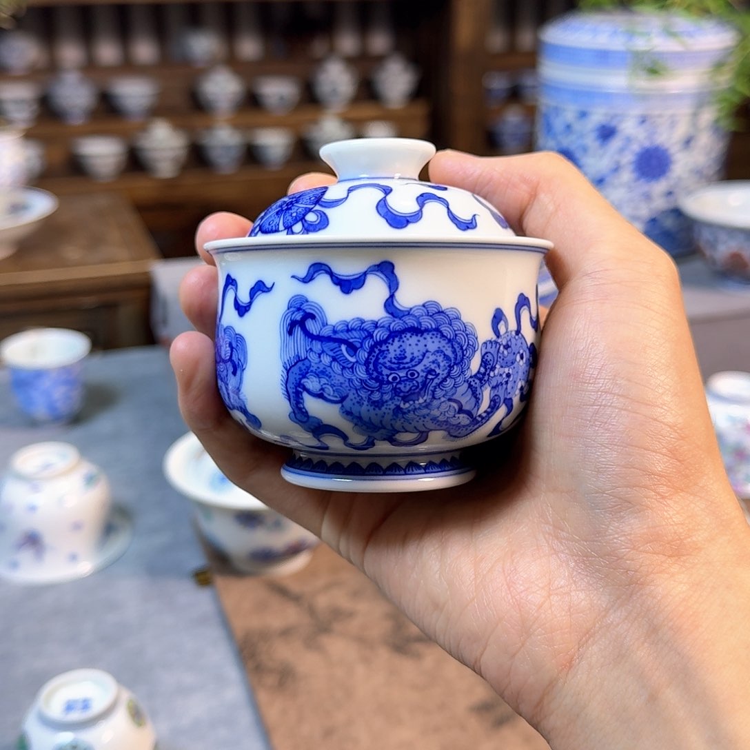 明逸堂青花狮子滚绣球盖碗