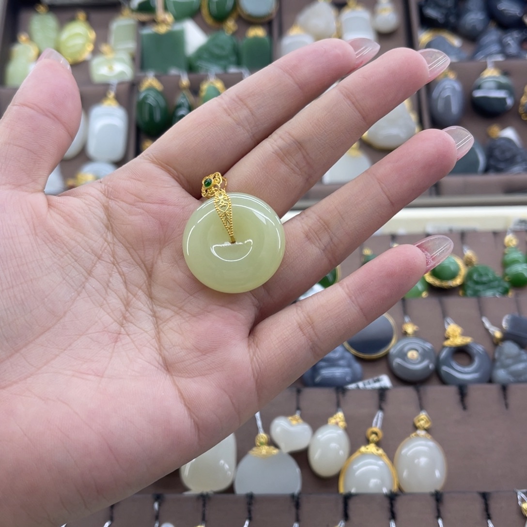 和田玉18K金镶嵌吊坠(赠链)