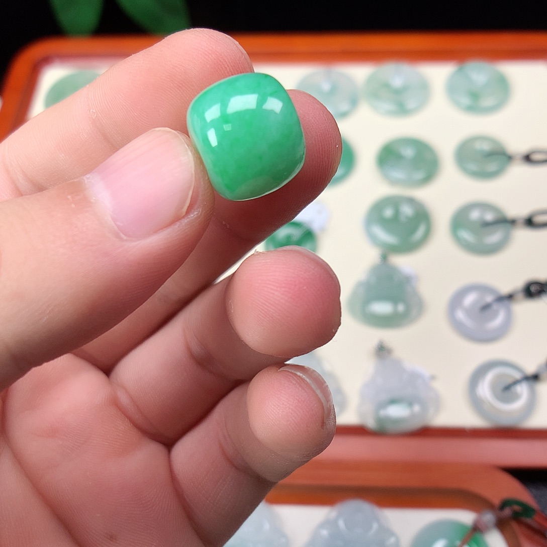 翡翠未镶嵌颈饰吊坠