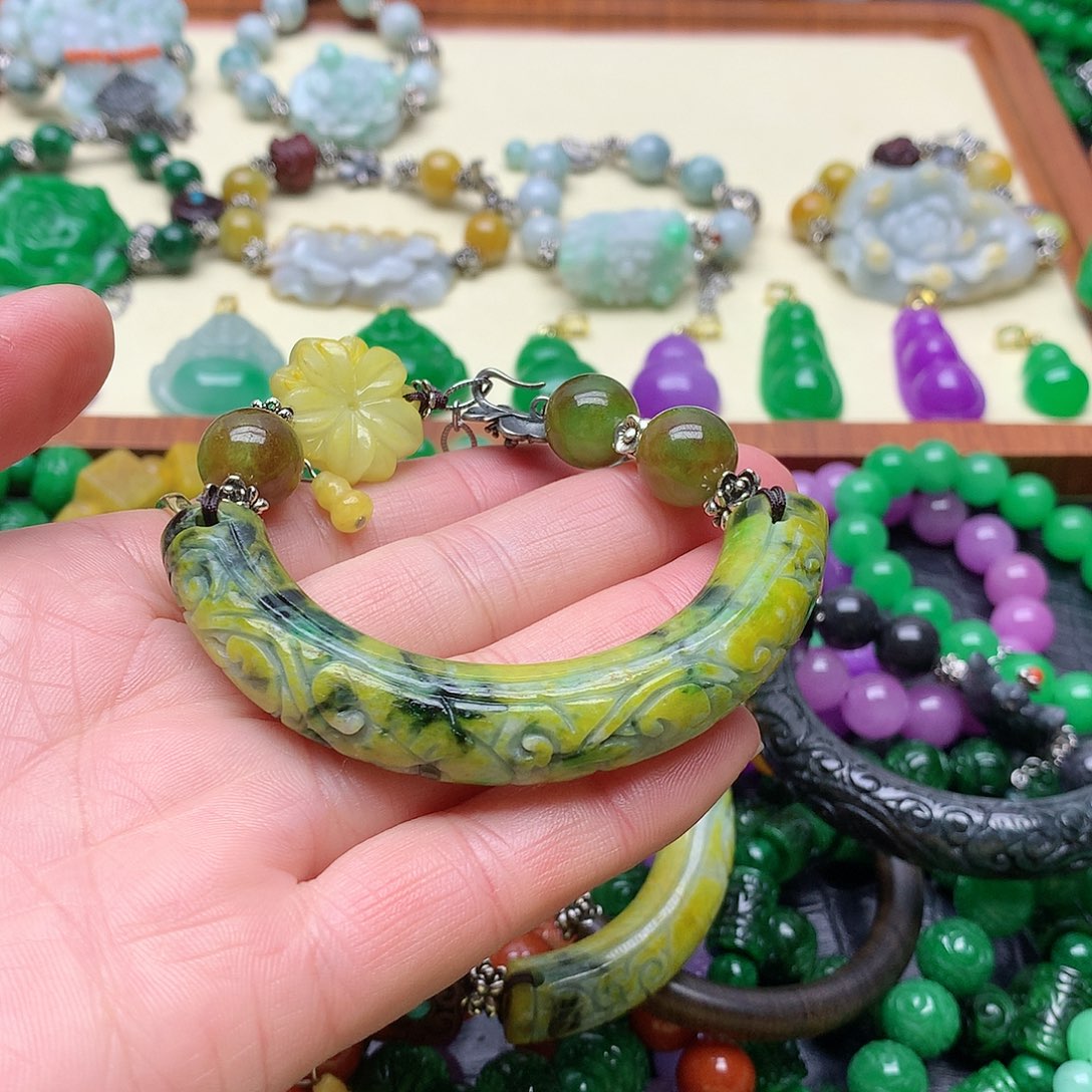 吊坠(赠链)未镶嵌翡翠斯*