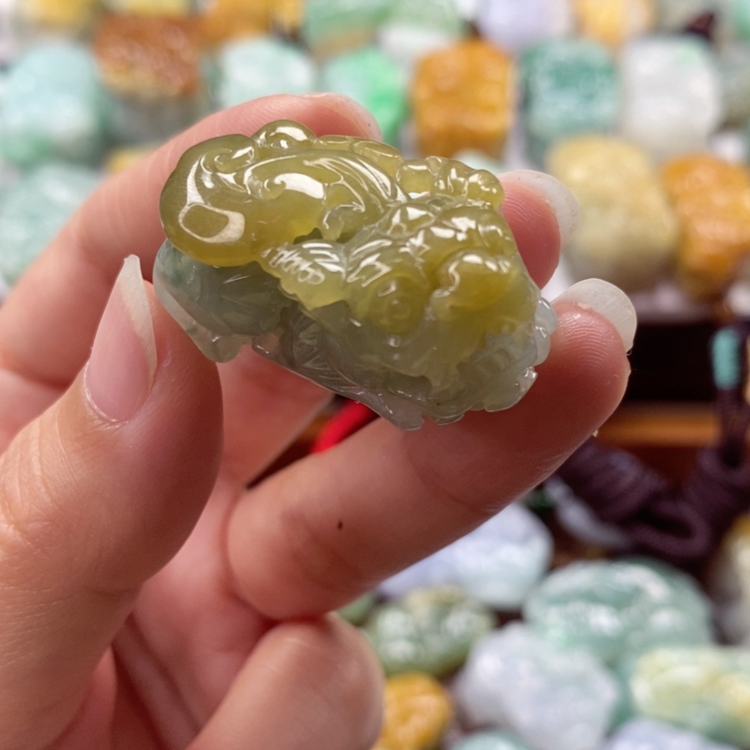 翡翠未镶嵌颈饰貔貅