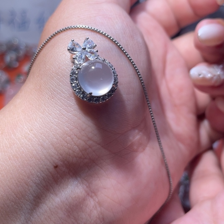 石英质玉未镶嵌颈饰