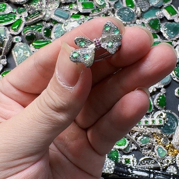 翡翠颈饰未镶嵌天然A货翡翠放漏