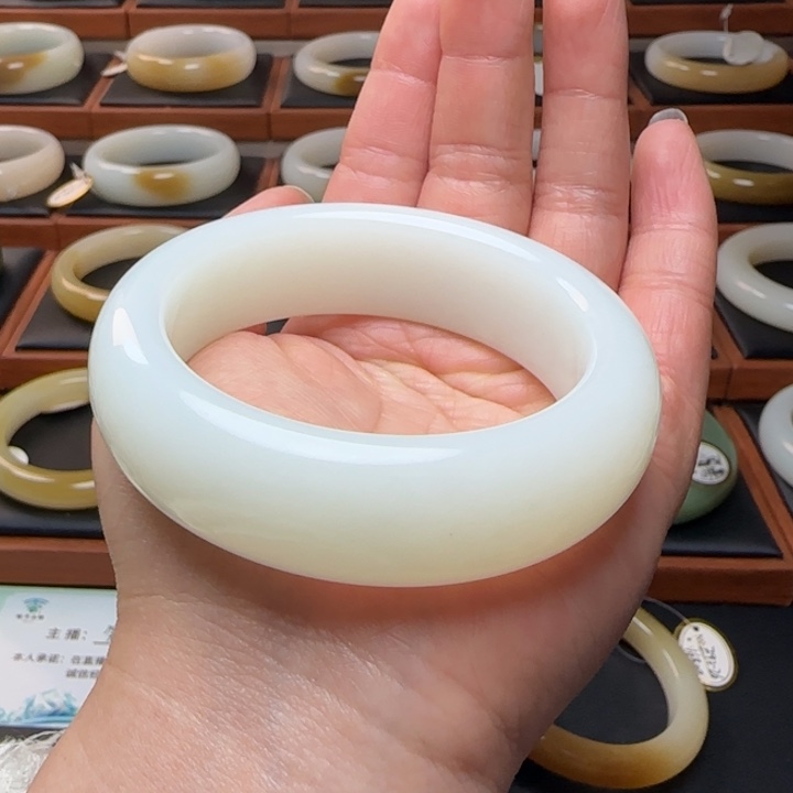 和田玉未镶嵌手镯 宽版老油膏