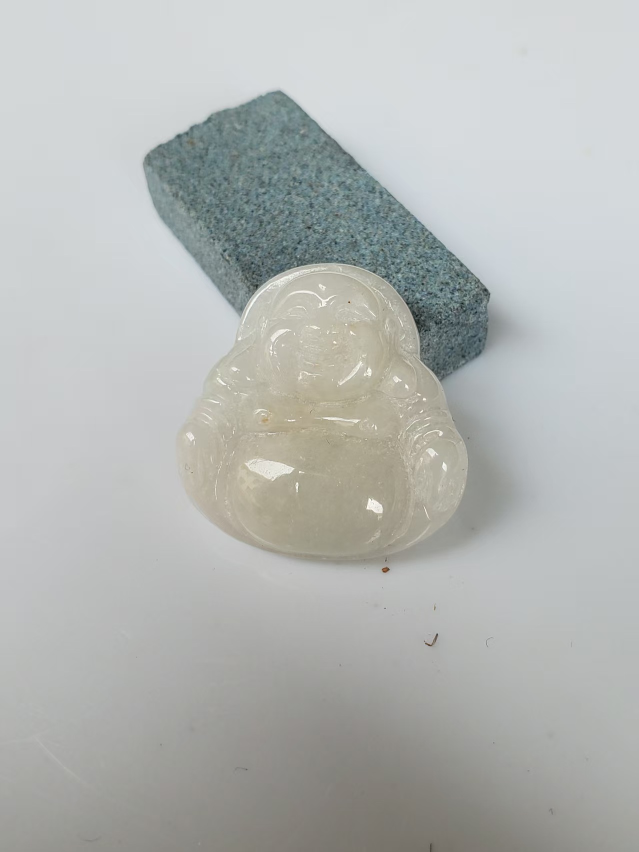 编号18，翡翠佛公挂件，尺寸29.3*28.5*5.7mm.