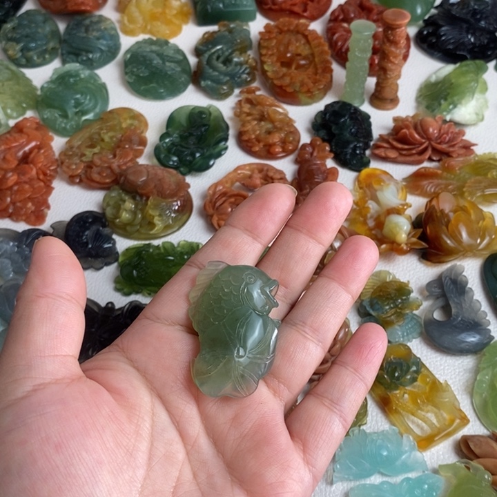 蛇纹石玉颈饰未镶嵌小*人