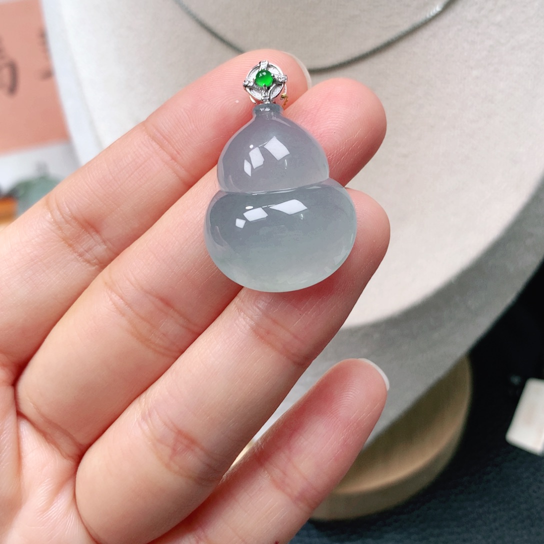 颈饰18K金镶嵌翡翠葫芦