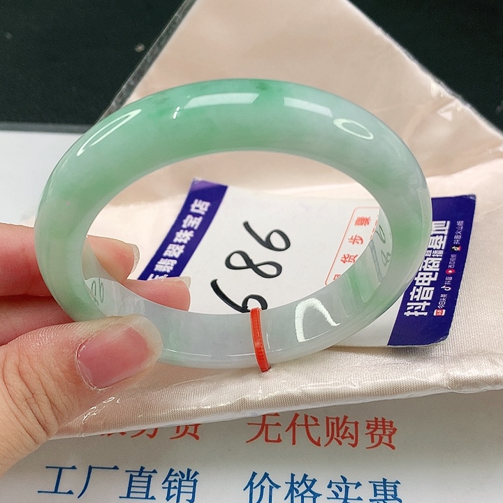 翡翠手镯未镶嵌翡翠