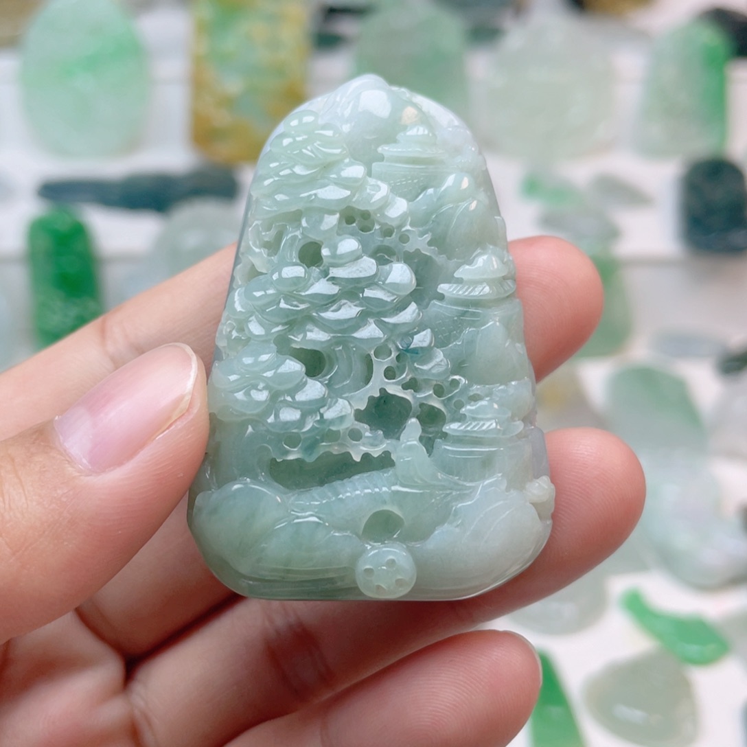 翡翠颈饰未镶嵌山水