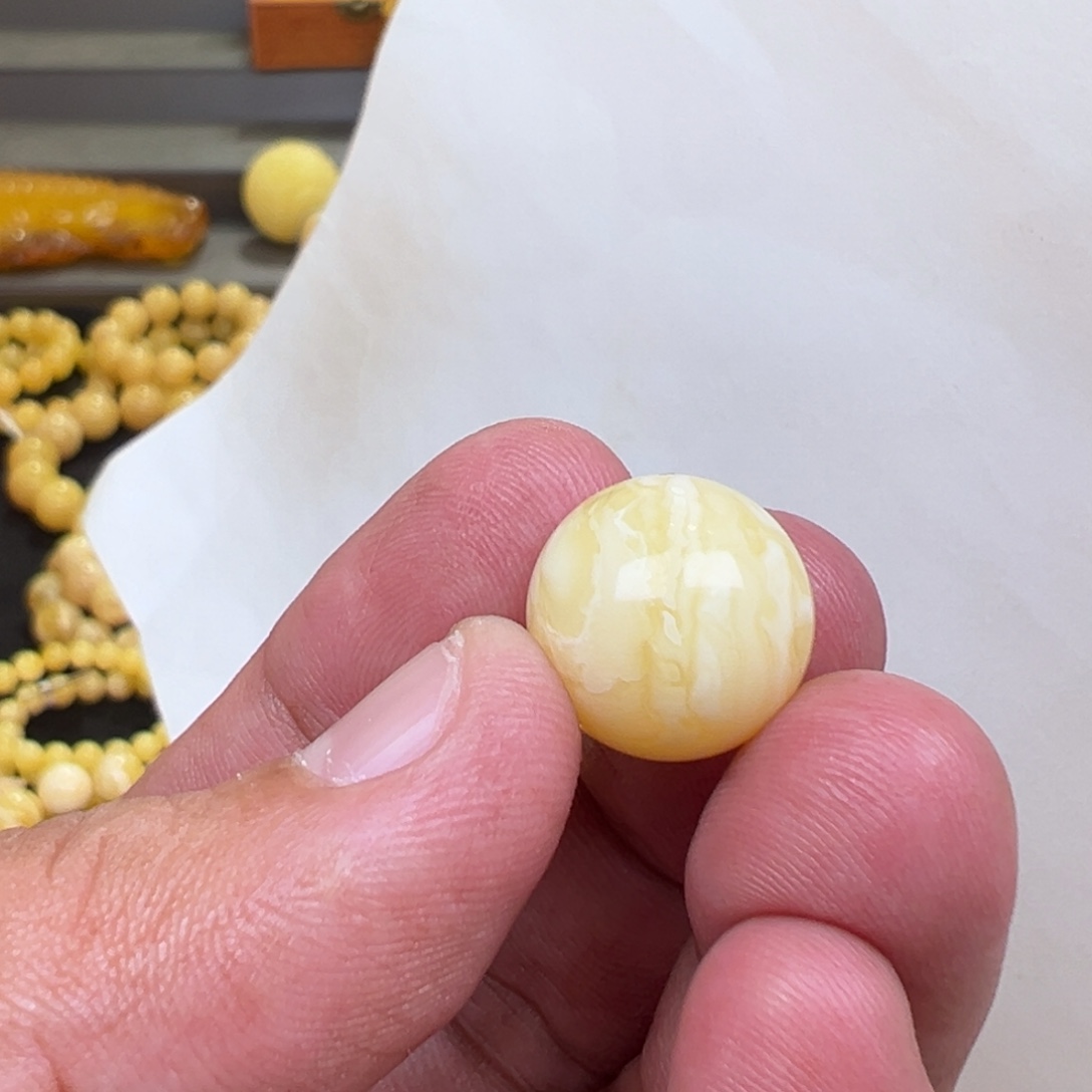 奎***林蜜蜡未镶嵌裸石15加2.17克