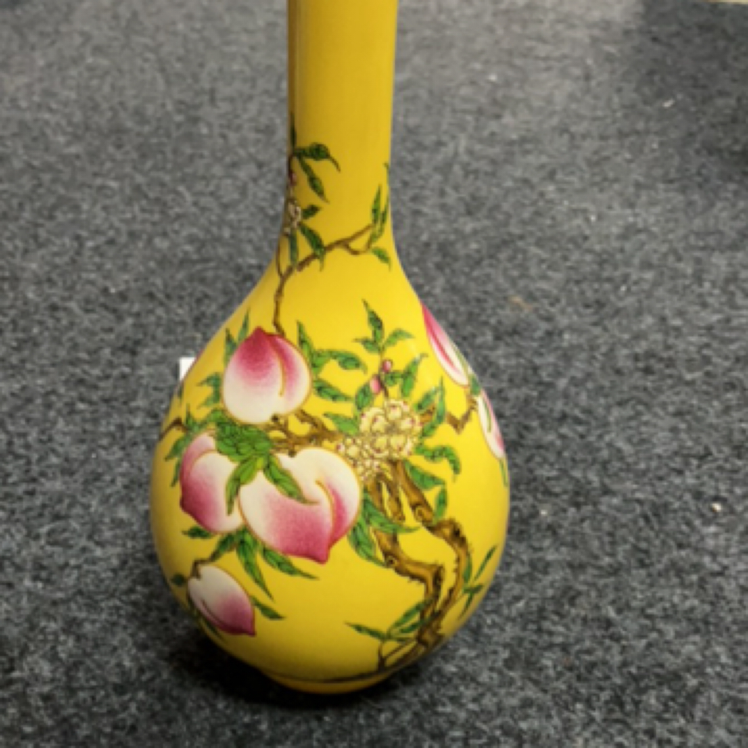 帝王黄釉寿桃瓶手绘