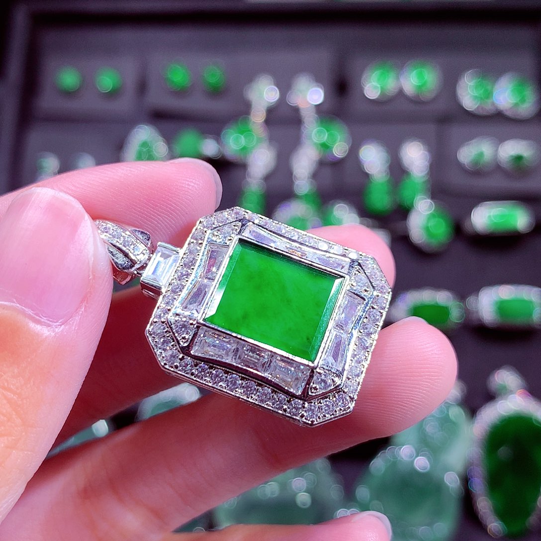 颈饰未镶嵌翡翠天然