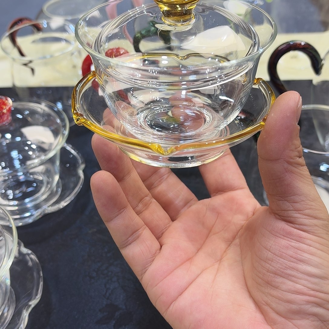 浅黄色沁莲盖碗银标简装