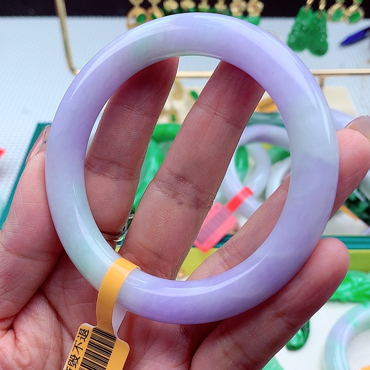 翡翠手镯未镶嵌翡翠