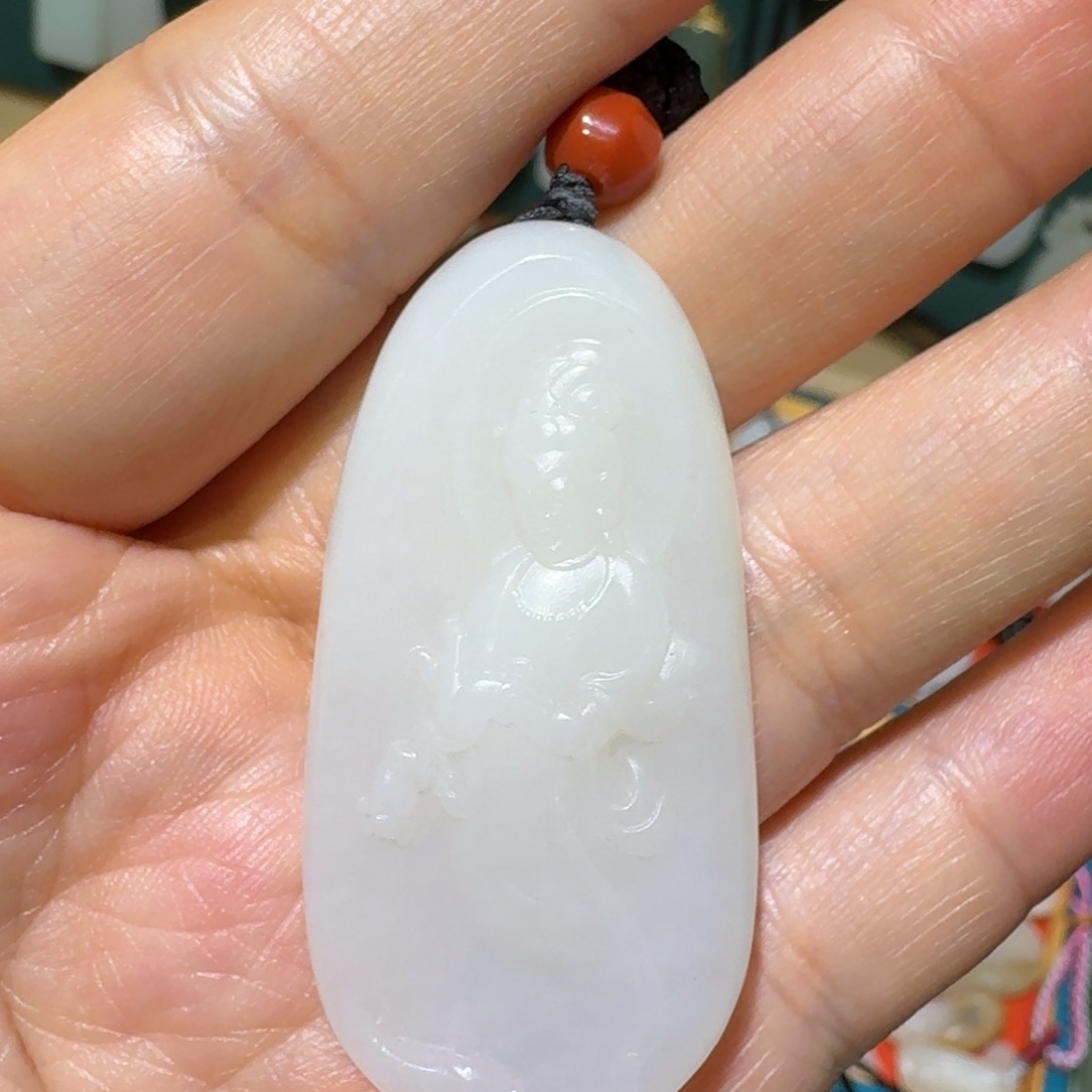 和田玉颈饰未镶嵌?