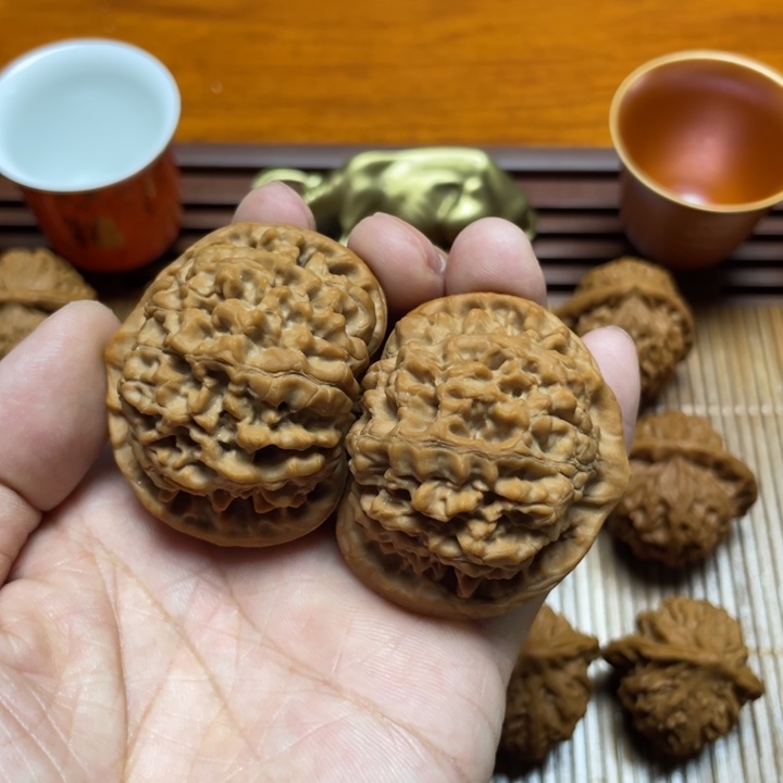 强***^文玩核桃吊坠麒麟纹大官冒