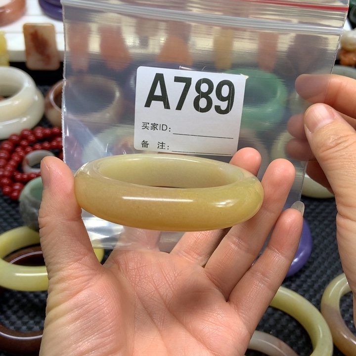 徐***好石英质玉未镶嵌手镯